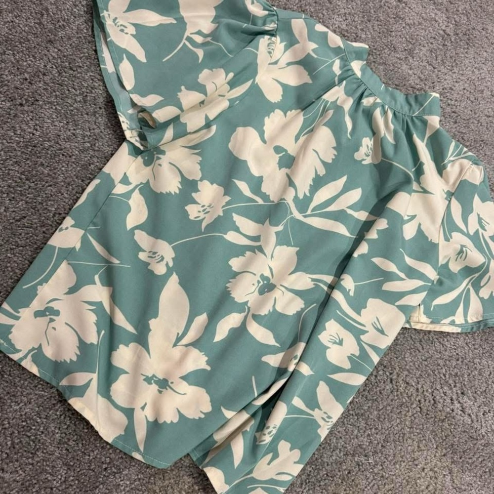Medium Women’s / Teal & Floral Shein Top